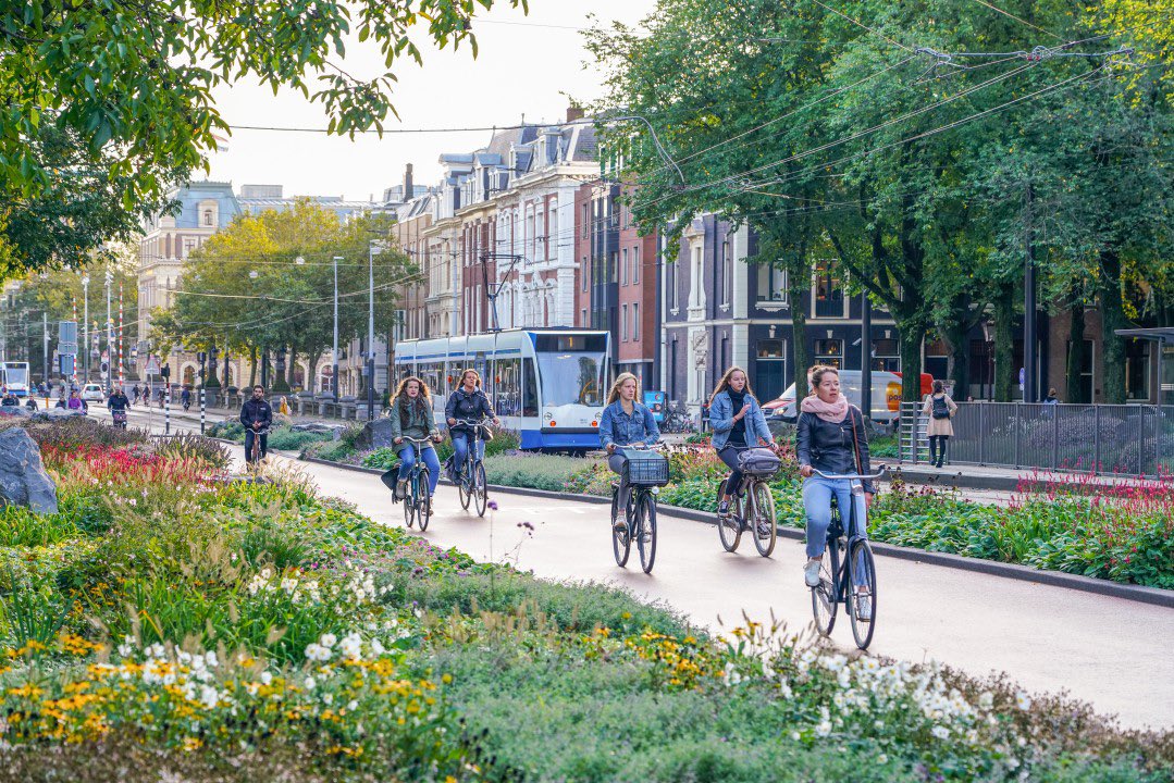 „U nas ludzie nie przesiądą się na rowery, bo nie jesteśmy Amsterdamem…” Na zdjęciu Amsterdam w latach 60. i dziś. Po drodze było wiele mądrych i odważnych decyzji władz oraz kryzys paliwowy. 

Kryzys paliwowy już mamy. Czas na odważne decyzje! Jakie? 👉 oko.press/nadchodzi-rowe…