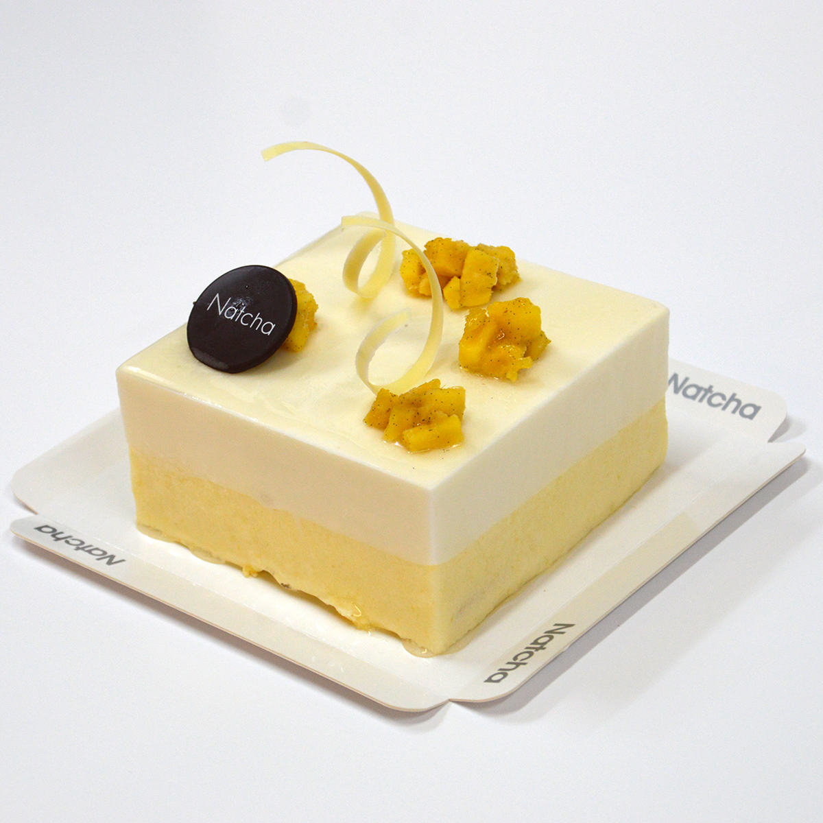 Amb el bon temps vénen de gust unes postres refrescants per passar millor la calor. Què et sembla el nostre pastís de coco i pinya? T’esperem a #PastisseriaNatcha. 🍰😊 Avui dilluns, al ser festiu a #Barcelona, obrim de 8:30h a 15h. #NatchaBcn #LesCorts