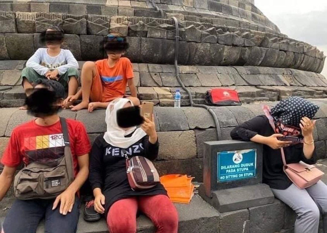 M45Broo_'s tweet photo. Utk menjaga kelestarian cagar budaya Candi Borobudur, saya setuju tiket masuknya jadi 750rb krn klo tiket masuknya murah kelakuan wisatawannya kaya gini : 👇👇👇 https://t.co/LYrzFL6y1Y