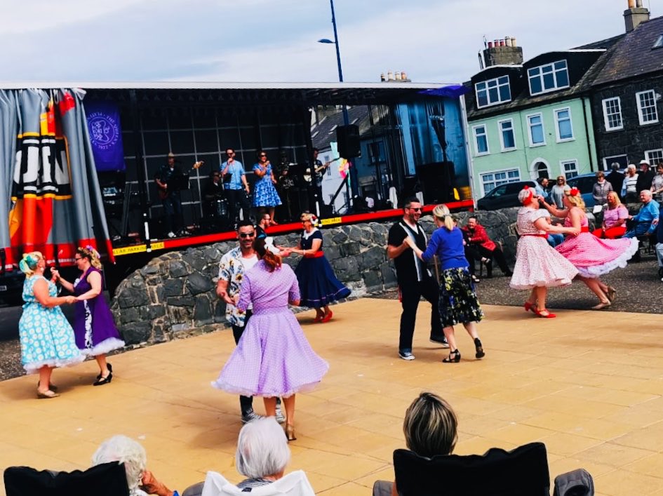 Great crowd &amp; atmosphere yesterday at the #PortDevine #JubileeCelebrations in #Donaghadee <a href="/PensTourism/">Ards Peninsula Tourism</a>  <a href="/ANDborough/">ArdsandNorthDown</a> ! Big thanks again to <a href="/michellecard232/">Michelle miles card</a> for the moves &amp; grooves 💃🕺 &amp; amazing tunes 🎵 🎤 🎶 &amp; vocals <a href="/SodaPopzBand/">The Soda Popz</a> #BallroomBlitzNI #KeepDancing <a href="/50s/">50s</a> #RockAndRoll