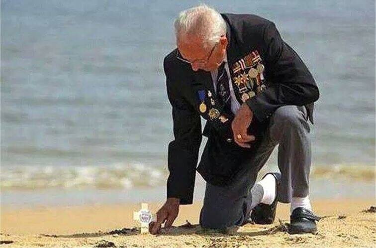 GerritBruijn's tweet photo. Hi Lui, vandaag 6 Juni D-day Laten wij het NOOIT vergeten. En blijven gedenken Foto’s Omaha Beach France Links velen op weg naar de dood De militaire begraafplaats en een overlevende Veteraan Dank 🙏 🙏🙏 https://t.co/CJJ22WpQt5