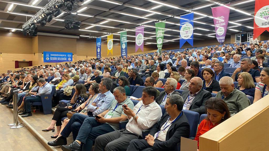 HDK_KONGRE's tweet photo. HDP’nin 4. Konferansı "Büyük Direniş Büyük Yürüyüş" şiarıyla Ankara Nazım Hikmet Kültür Merkezi'nde başladı. 
Konferansa Eş Sözcülerimiz Esengül Demir ve Cengiz Çiçek katılım sağladı. 

Konferansı selamlıyor ve başarılar diliyoruz. 

#BüyükDirenişBüyükYürüyüş https://t.co/naSyF9iRgd