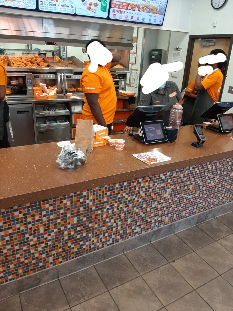 Enigma69SF's tweet photo. @Popeyes 

All 3: CAN WE CLOCK OUT
Manager: can you pack this customer's food
::CRICKETS::
She clocks all three out

5min later someone else packs AND THROWS AWAY MY RECEIPT...walks off...so sorry I coudlnt do the survey. 🤷

BTW DUDE TOUCHING HIS HAIR BOXED MY FOOD 🤮 https://t.co/kpOvu5grYl