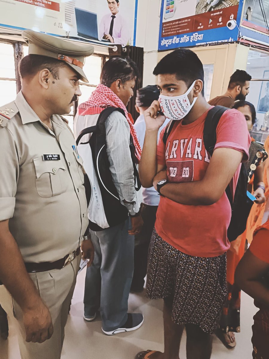 gorakhpurpolice's tweet photo. #gorakhpurpolice

#sspgorakhpur के निर्देशन में जनपदीय पुलिस द्वारा अपने-अपने थाना क्षेत्र मे पड़ने वाले बैंक/ATM के आस-पास, अंदर-बाहर संघन चेकिंग कर बैंक में लगे सीसीटीवी, सायरन व संदिग्ध व्यक्तियों/वाहनों की चेकिंग की जा रही है। 

#UPPolice @dgpup @AdgGkr @diggorakhpur https://t.co/bEYe079PxM