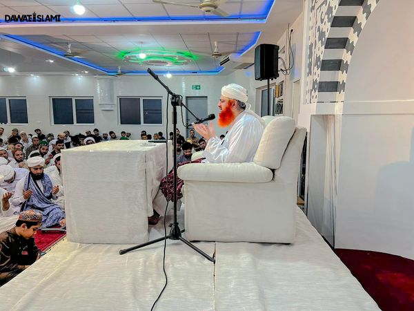 IamImranAttari's tweet photo. مولانا عمران عطاری کا  Bologna, Italy کے فیضان مدینہ میں سنتوں بھرا بیان https://t.co/Wi7o66FosR