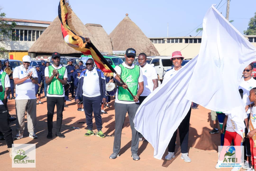 We appreciate all our partners for supporting us yesterday during the #ClimateChangeAwareness Marathon
State Min. For Tourism @mugarra, our Patron @SusanMuhwezi
 @UNDPUganda @sheratonhotels @youthgogreen @Front_Aid_ @Makerere @CCFU_NGO @chocolatesafar & @Hillwaterltd   
#PetATree