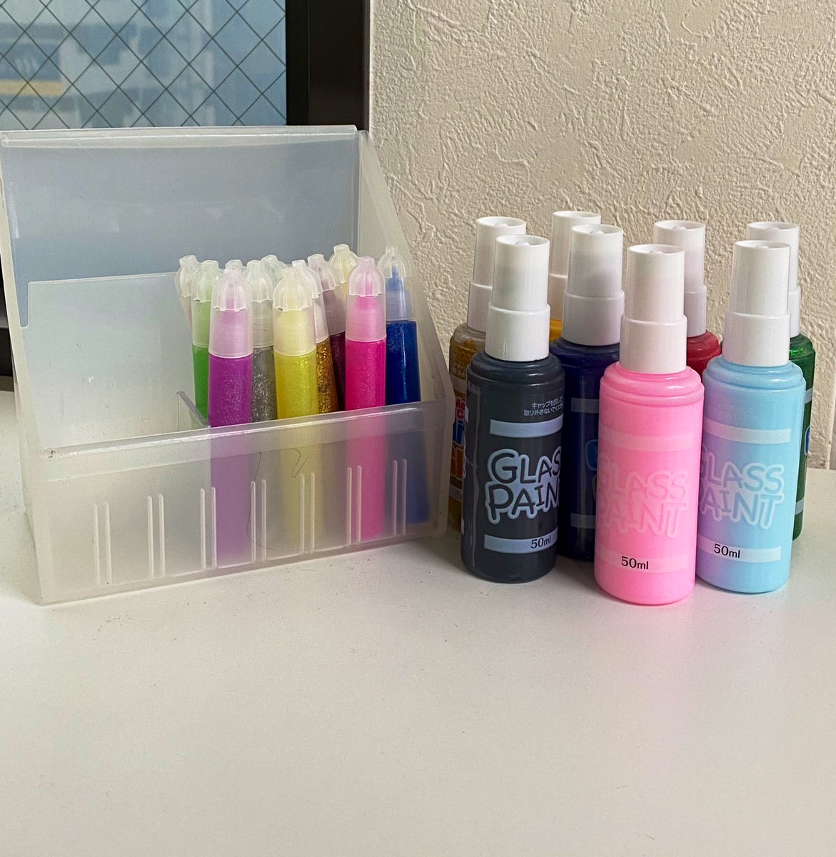 AHSJapan's tweet photo. 100円ショップに売っている
ガラスペン🧪✏️を使って
🌟スターバンドに
💠紫陽花💠を描いてみました!
細い線だと1時間程度で完全に硬化します✨
木工用ボンドのような質感で簡単に剥がす事もできます。
そのかわり粘着力は強くないので注意は必要かも。
#スターバンド
#ヘルメット治療
#STARband https://t.co/fAb9t7gIbf