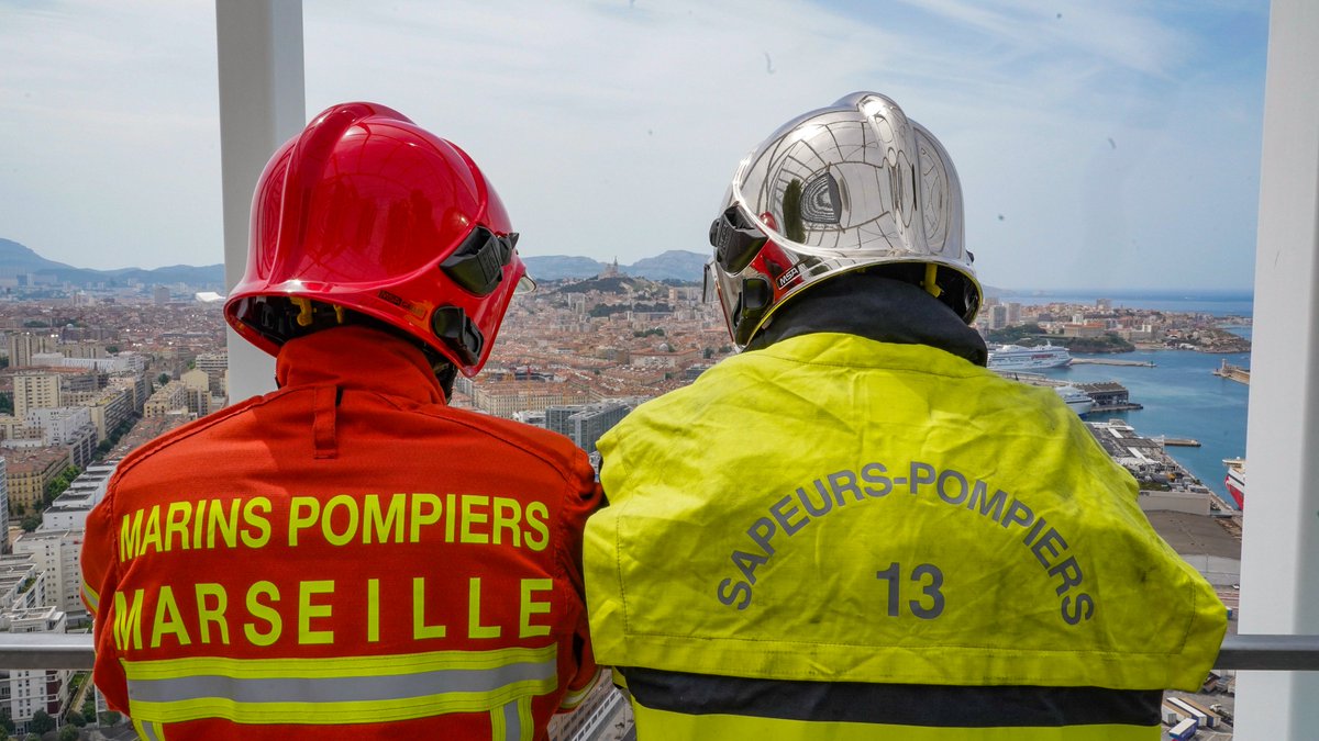 Pompiers_13's tweet photo. [#MondayMotivation]

Ils étaient nombreux à relever le défi #FireXtrem ce week-end, réunissant près de 340 participants 🏃‍♀️

➡️ 1ère place en individuel
➡️ 4 équipes dans le top 5 en binômes

Les #Pompiers13, en pleine forme, ont été à la hauteur du challenge 👏💪 https://t.co/SF7I958VvJ