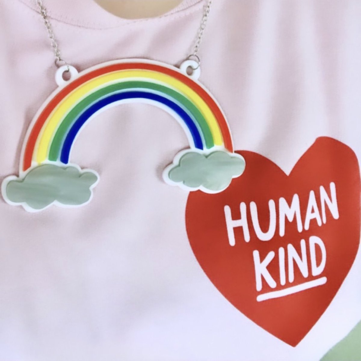 PigletJewellery's tweet image. Sending some kind reminders out into the world, I think it's much needed right now. 🌈❤️ 
 
Jumper by @hellohelloDODO   
  
#littlepigjewellerydesign #kindess #hellododo #rainbowhuman #jewellerydesigner #acrylicjewllery #rainbownecklace #humankind #rainbowjewellery