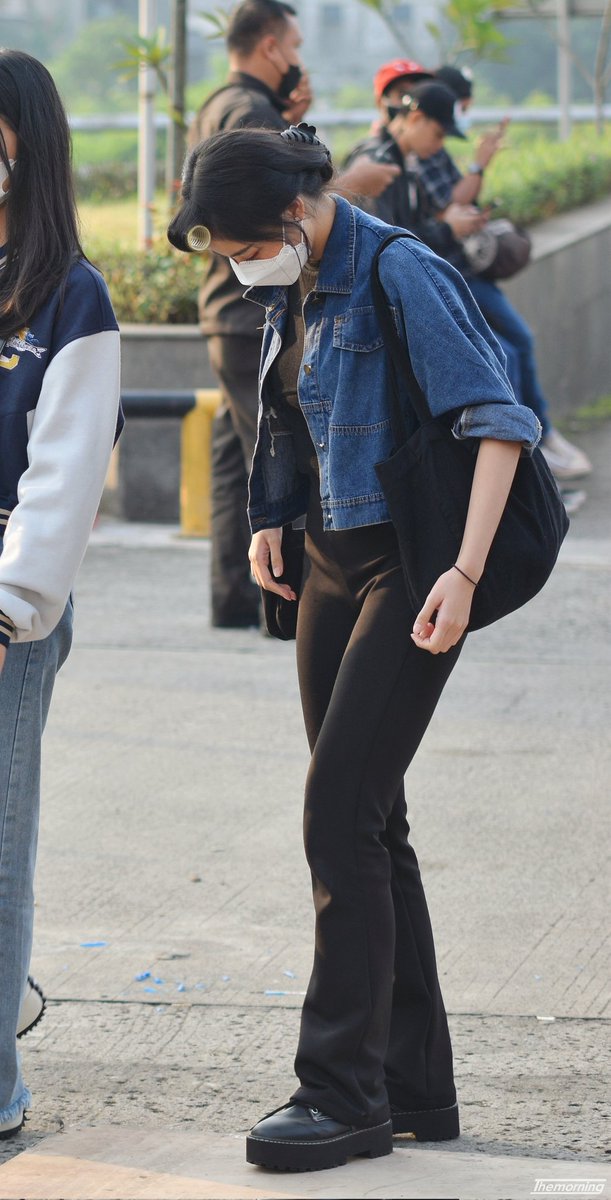 TheMornin9's tweet photo. denim jacket, boot cut pants, docmart looks (?) you look so good @A_MutheJKT48 🤙 
#JKT48NETexpresi #JKT48OnExpresiNET https://t.co/e40qRzNQN8
