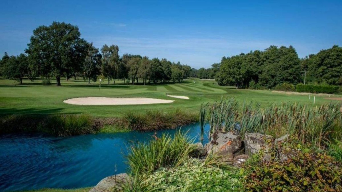 staffsgolfclubs's tweet photo. Staffordshire Seniors are playing Warwickshire Seniors today at @maxstokepark_gc ⛳
Play well 👏
📸 Maxstoke Park GC
#staffsgolf #countygolf #golfmatch #seniorgolf #golf #countymatch https://t.co/8rSICn34KO