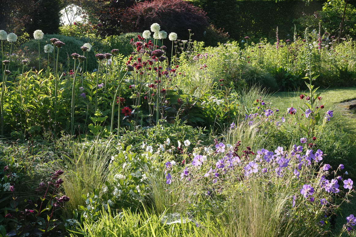 DE LAATSTE DAG FINAL ATTRACTION: Pinkstermaandag 6 juni: Het Blauwe Huis, Brian Kabbes, Jannes van Rossum, Lang &amp; Schrödter, Handig Goed. Kunstexpositie. dekleineplantage.nl
13:00 uur: rondleiding Janneke Aué
14:00 uur: Lezing Brian Kabbes
15:00 uur: rondleiding Carla Teune