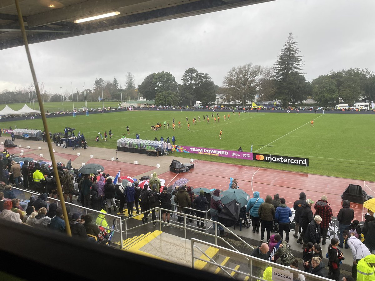 Pretty epic afternoon in Tauranga today. Over 2,000 people — many watching from standing rows deep — showed up to watch the Black Ferns battle Australia in miserable conditions.