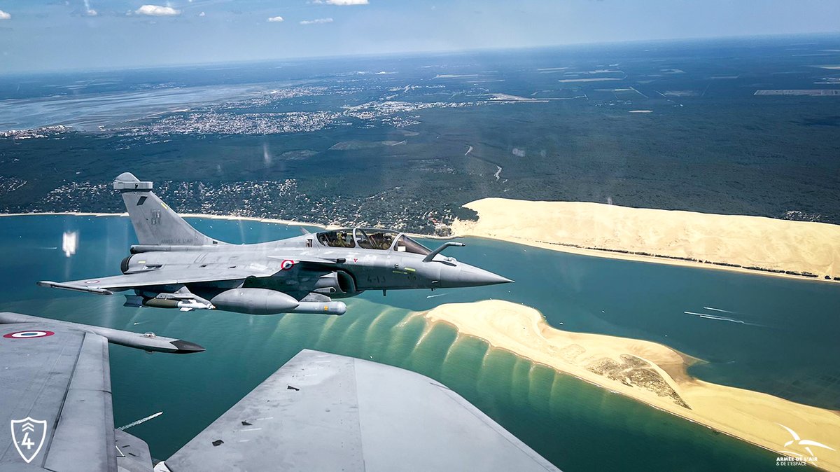 EscadronsChasse's tweet photo. La #4EC a effectué sa CT depuis la BA120. Pour tous, c’est un retour aux sources : nous connaissons par cœur ce circuit d’approche. A l’époque, on cinglait le ciel dans nos petits Alphajets. On était à fond, pleins de sève et on rêvait du #Rafale.
La boucle est bouclée ! https://t.co/TqtCEHfgWv