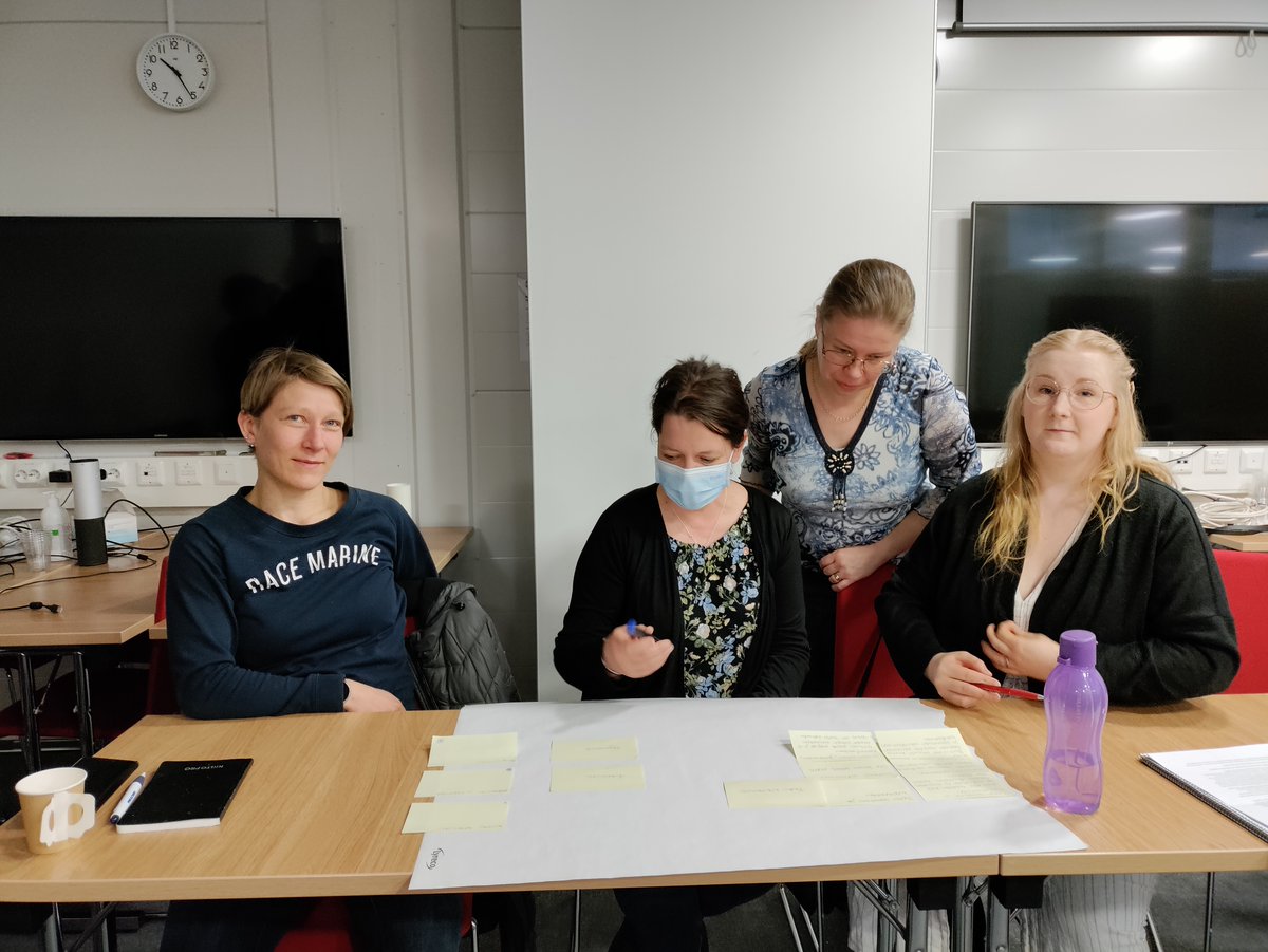 Servica01's tweet photo. #SomelähettiläsViivi

Lähiesimiestyön ammattitutkinnon koulutuspäivässä teimme ryhmätehtäviä ja keskustelimme esihenkilön roolista. Totesimme, että esihenkilön tärkeä tehtävä on tukea yksilön onnistumista, mutta voimme myös jokainen omassa itse levittää hyvää työyhteisöömme. https://t.co/pu8UUmYAZQ