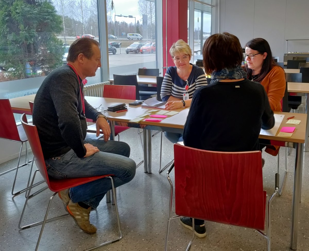 Servica01's tweet photo. #SomelähettiläsViivi

Lähiesimiestyön ammattitutkinnon koulutuspäivässä teimme ryhmätehtäviä ja keskustelimme esihenkilön roolista. Totesimme, että esihenkilön tärkeä tehtävä on tukea yksilön onnistumista, mutta voimme myös jokainen omassa itse levittää hyvää työyhteisöömme. https://t.co/pu8UUmYAZQ