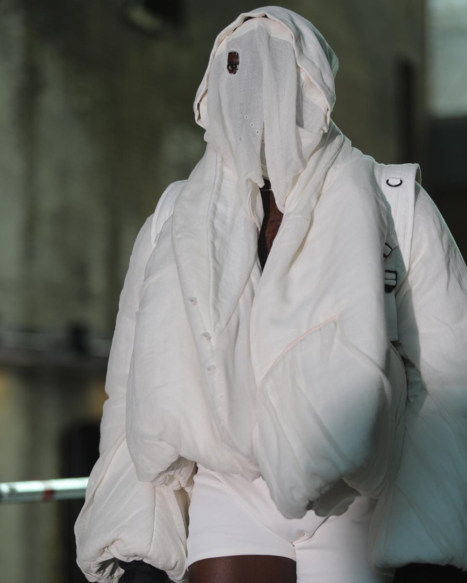 jerrychustudio's tweet photo. +, Graduate Collection- Look 1

One-cut, no sleeve seam, pleated, four-layered, padded, Tibetan robe inspired short puffer jacket with 7 pockets and a detachable face mask.

Japanese brushed linen and muslin. https://t.co/t5dqFn35TZ