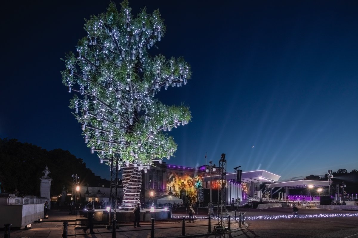 RISE has had a truly royal weekend celebrating Her Majesty’s #PlatinumJubilee. <a href="/QGCanopy/">The Queen's Green Canopy</a> Tree of #Trees illumination as the Principal Beacon at Buckingham Palace was a spectacular highlight. Photo Credit: Raquel Diniz