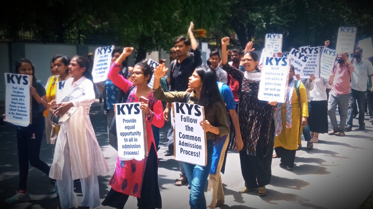 krantikari_yuva's tweet photo. Krantikari Yuva Sangathan (KYS) organises  protest rally against St. Stephens College's exclusionary elitist admission policy.

Raised demand for an increase in college seats and provision of evening classes in all Delhi University colleges. https://t.co/N2yZXBVL5s