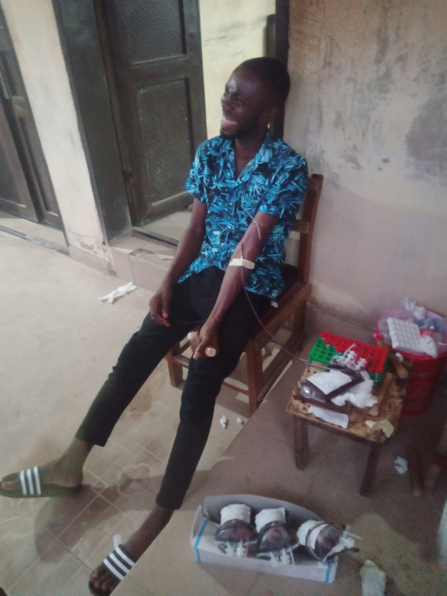 AaJessehalliday's tweet photo. The Real Super heroes are the youths who went to FMC Owo to donate blood to victims of Ondo for free. 

Nigerian are amazing people, no matter how hard this country is, it will never change our good nature. 

Show your support by making these super Heros go viral 

#falz
Protest https://t.co/wYHTyC5D66