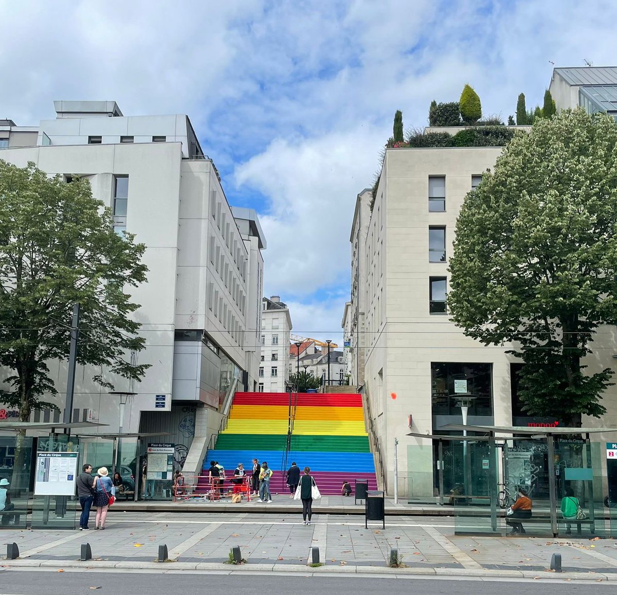 🌈 Les marches des fiertés remises en couleurs à #Nantes 😍 
Qu'elle est belle notre ville, aux couleurs de l'égalité ! Le mois des fiertés continue, on se retrouve samedi cours St-André pour la Pride ✊️ 
Un grand BRAVO aux équipes de <a href="/CLGBTNantes/">NOSIG - Centre LGBTQIA+ de Nantes</a> pour leur engagement  🏳️‍🌈🏳️‍⚧️