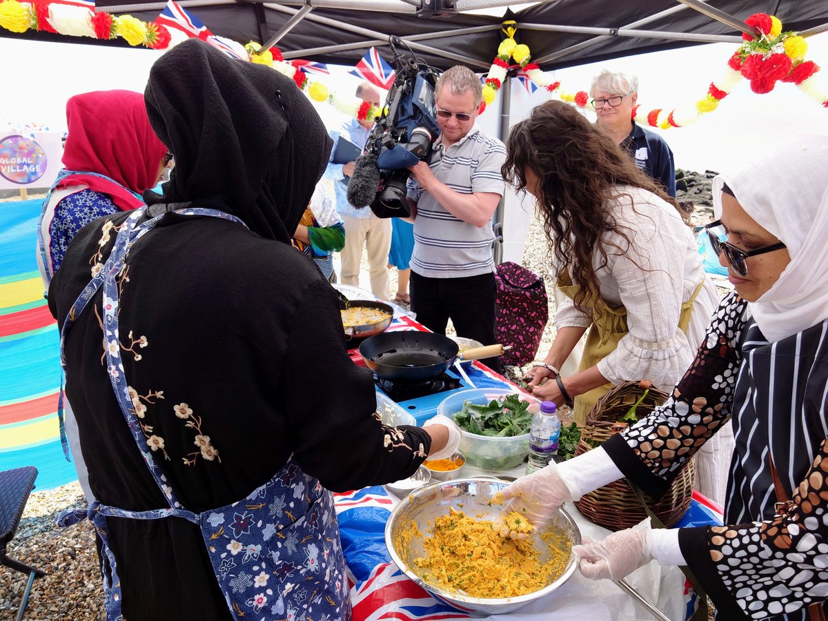 essex_cdp's tweet photo. We hope you enjoyed the #Jubilee! Here are some pics at Colchester Chinese Culture Society’s Bhaji on the Beach #Jaywick celebrating with food, demos and workshops with Bangladeshi and Chinese communities. Thank you @ace_southeast Jubilee Fund @Essex_CF (&amp; @itvanglia for filming) https://t.co/gXHTn3WDjr
