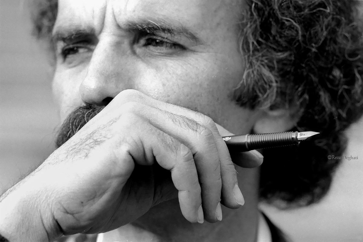 ... پنجاه‌ودوساله‌ام و باز باید بروم از اینجا به آنجا، از این خانه به آن دلال، و به این امید که شاید این‌یکی دوست شاید پیدا کند خانه‌ای برای یک‌سال. تا شاید اگر خانهٔ اکباتان را دادند، دیگر مستقر شوم و بعد هم چند سالی دیگر بمیرم و تمام. 
#هوشنگ_گلشیری