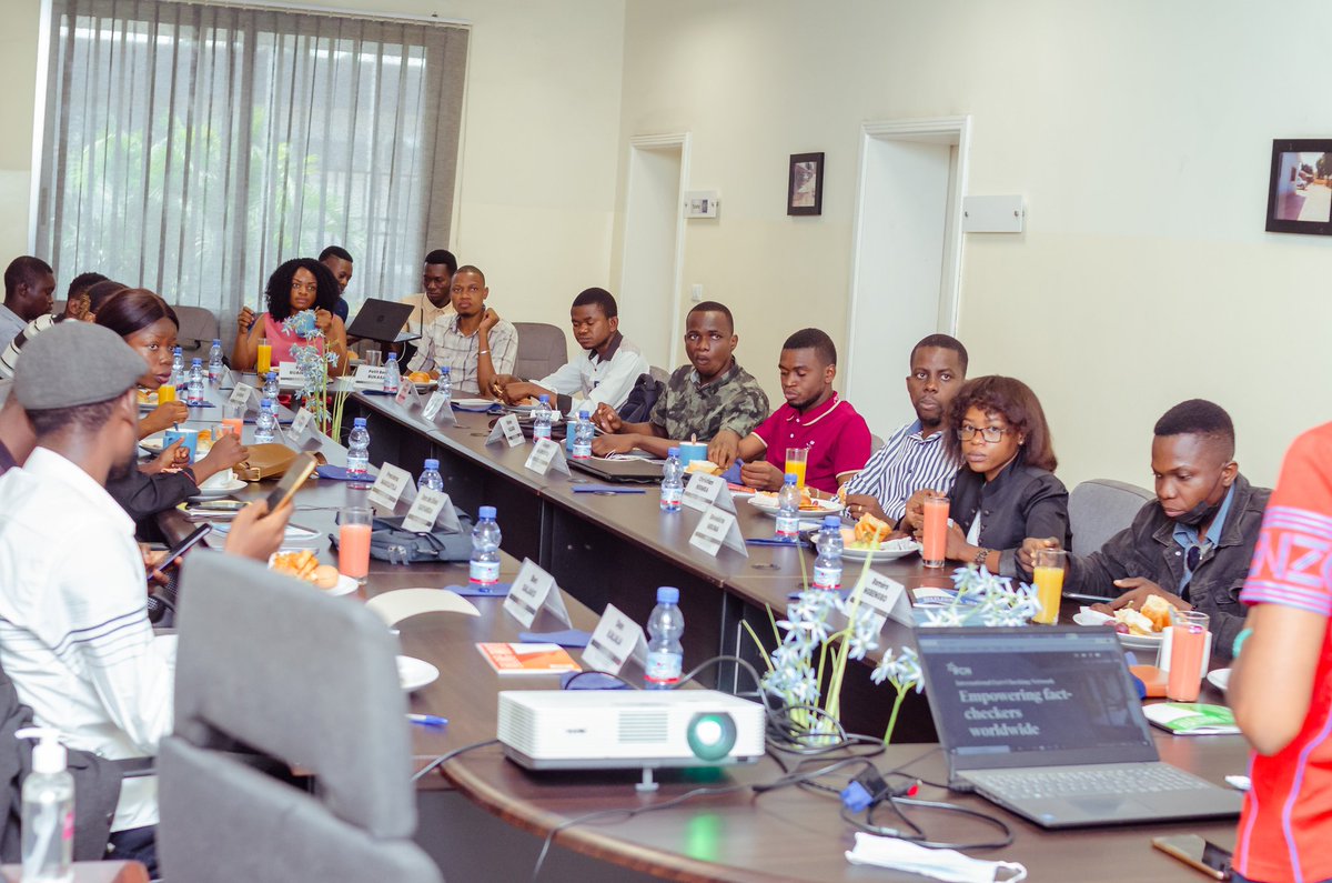 cesd_rdc's tweet photo. Samedi 04 juin 2022
Troisième jour et clôture de la deuxième session de formation sur "les techniques de fact checking". Près d'une vingtaine des journalistes ont pris part à cette session.

@OSISA https://t.co/jZxou4ynjv