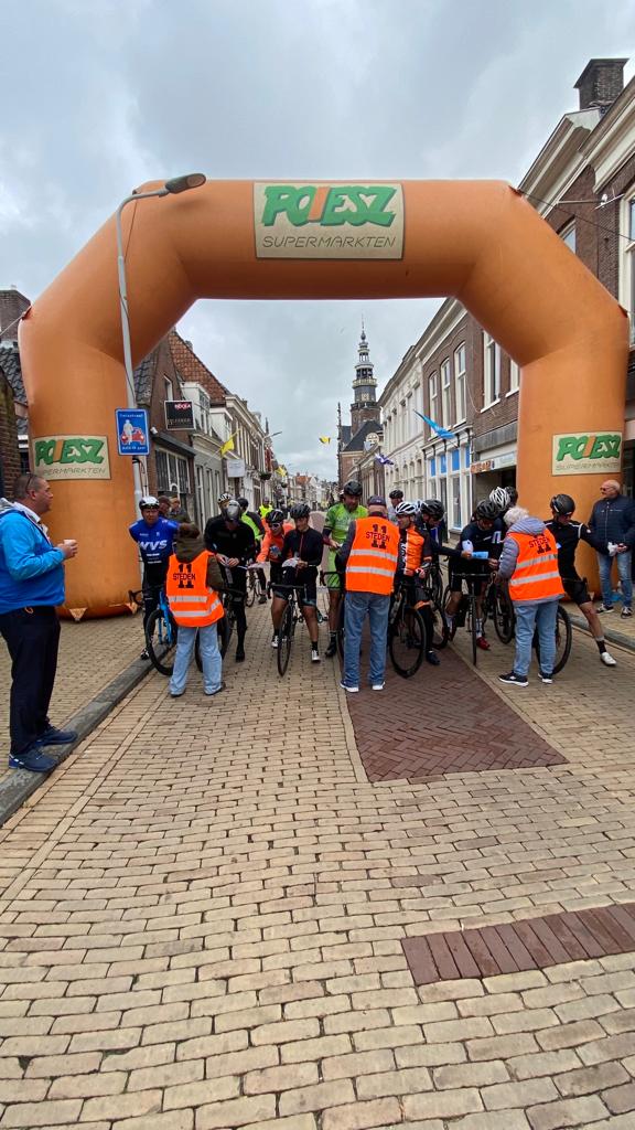 En daar zijn de eerste deelnemers van de #Fietselfstedentocht alweer! Na de doorkomst in #Bolsward beginnen de fietsers aan de zuidelijke lus door #Friesland. Eerstvolgende halte? De stempelpost in #Sneek.