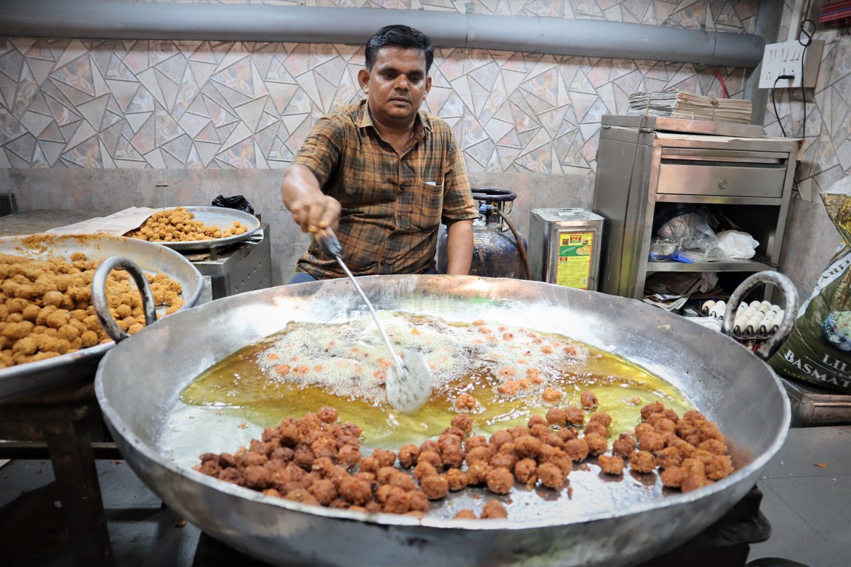 ZCookhouse's tweet image. Explore the world's smallest mutton mince kebabs and many more lip smacking Mughlai cuisines at Hindustan Restaurant, Mohammed Ali Road Mumbai.
youtu.be/UniqqTbc0gw
#ZainabcookHouse #muttonseekhkebab #mumbainonvegfood #mumbaistreetfoodlovers #hindustanhotel #mohammedaliroad