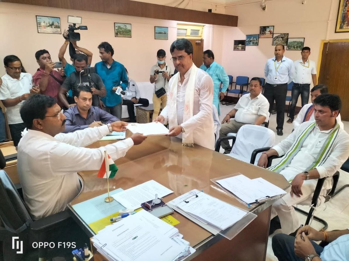 Tripura CM Manik Saha files nomination for Bardowali Assembly bypoll. He will contest against Congress candidate & former MLA Ashish Saha. 

Manik Saha has been working in this constituency since lockdown & he should poll 70%+ votes easily.