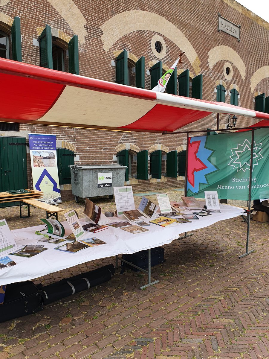 StMennoCoehoorn's tweet photo. Za 4 juni 2022 was St. Menno van Coehoorn aanwezig bij het jaarlijkse evenement "Voorne in Stelling" in Hellevoetsluis.
#vis #voorneinstelling #hellevoetsluis #mennovcoehoorn #mennovancoehoorn #militairerfgoed #erfgoed #vestingstad #forten https://t.co/BI6Ez0vrL5