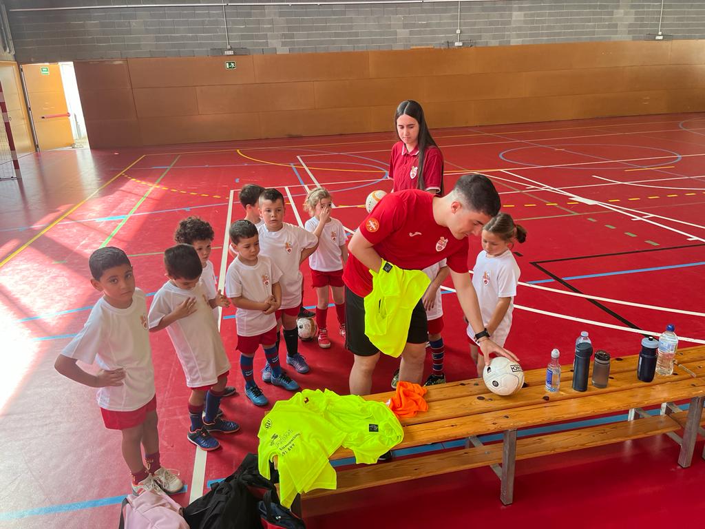 ⚪🔴 P R I M E R E S
V E G A D E S ⚽👶🏻

Els més petits del CFSADM, l'escoleta i el prebenjamí, s'han estrenat amb els seus primers partits 😍

Moltes felicitats, i que en vinguin molts més de blanc i vermell. Sou el nostre futur!! 💎🔜🚀

#SempreAmunt