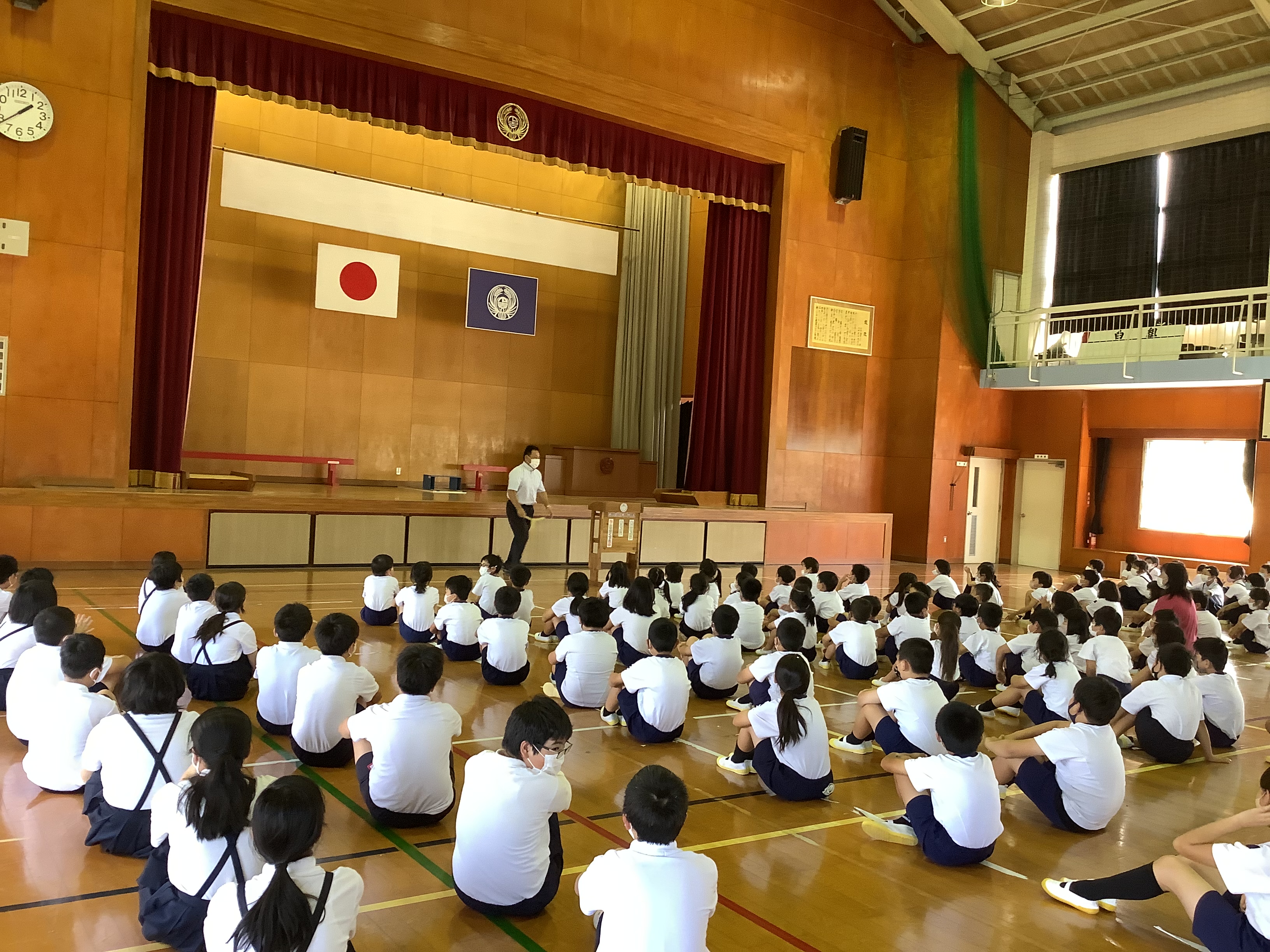 鹿屋市立下名小学校 今日の全校集会では 校長先生が実際のブーメランを用いて ブーメランの法則 の話をしてくださいました いいことも悪いことも ブーメランのように自分にかえってくる ということを教わりました T Co Ygxdyjku4j Twitter