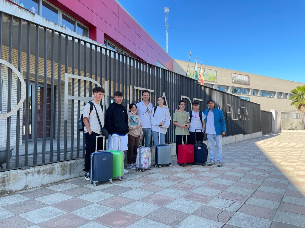 Este domingo, ha comenzado el viaje a Polonia de un grupo de alumnos de tercero y cuarto de ESO del colegio Ruta de la Plata. Dentro del Proyecto Erasmus+ ‘Science in ours hands’, estarán visitando a sus socios de la localidad Polaca de Ostrow Wielkoposki.