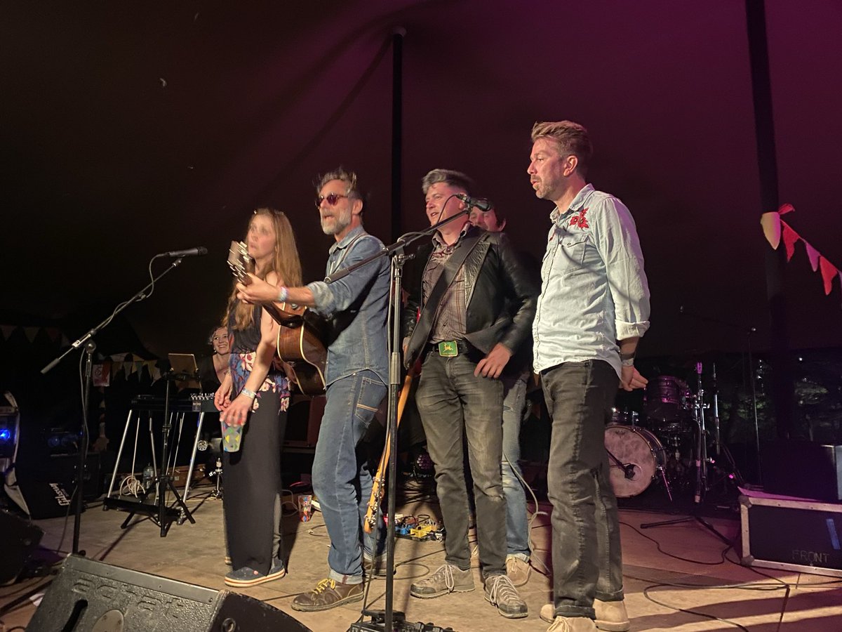 MicheleStodart's tweet photo. The festival season has truly started! We had so much fun @ElderflowerFest last wkend w/me &amp; @GreenNote curating this amazing line up: @daisychute @songsbyhannah @#copperviper  @TheVagaband @thewashboardres - make sure to check out all these artists music xx https://t.co/RNSGskqQ2D