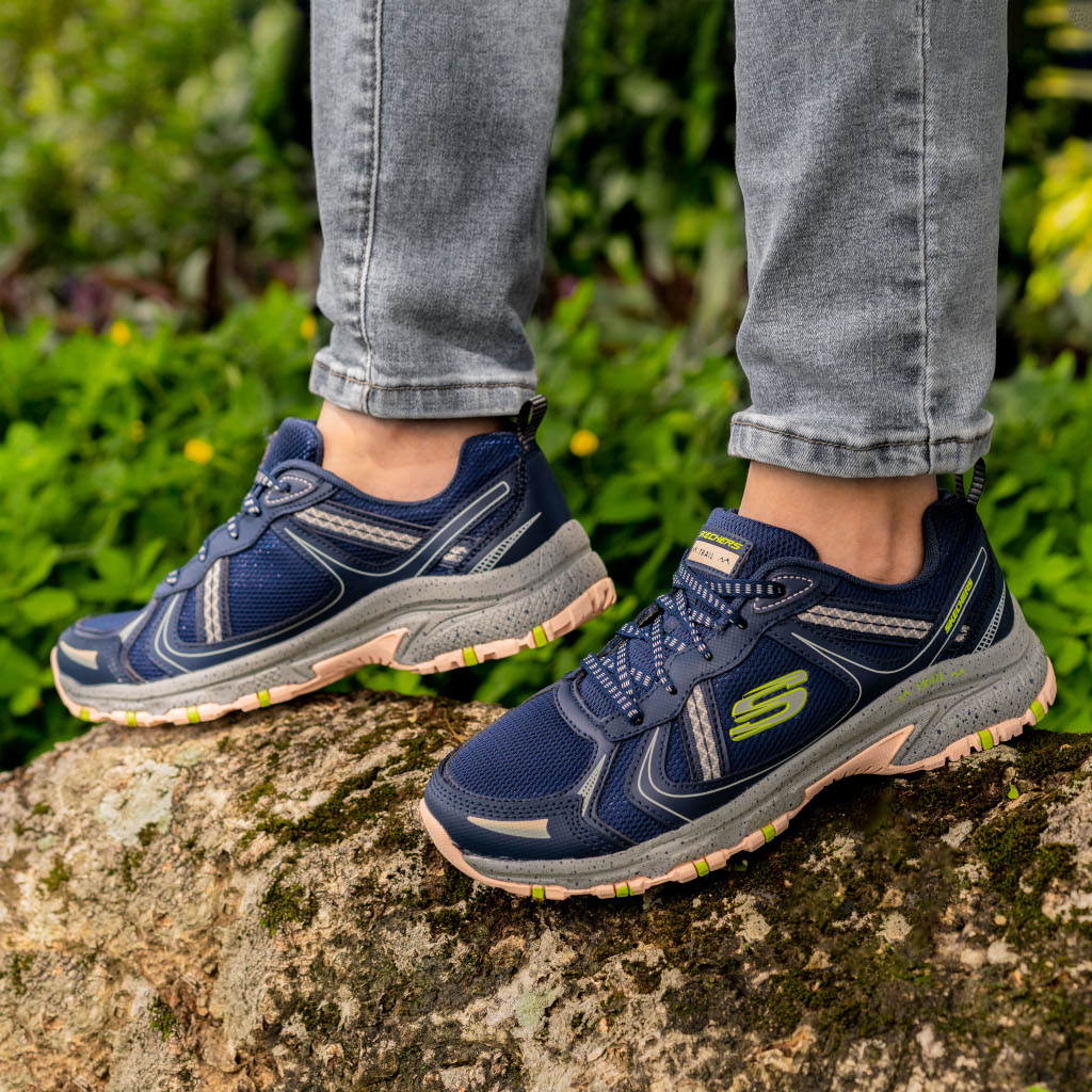 SkechersSpain's tweet photo. Si te gusta el senderismo y te apasiona hacer rutas, tus compañeras imprescindibles tienen que ser estas Skechers #GOrunTrail 🍃 https://t.co/hEbLS0gFst