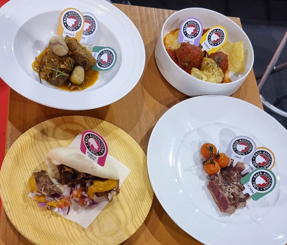 CarnesDominguez's tweet photo. Na 44ª edición da Semana Verde de Silleda levamos carnes das razas galegas máis emblemáticas e deliciosas, manxares que fixeron felicies a centos de visitantes. #gustameacarne 😍 #megustalacarne https://t.co/QbjO2quBFb