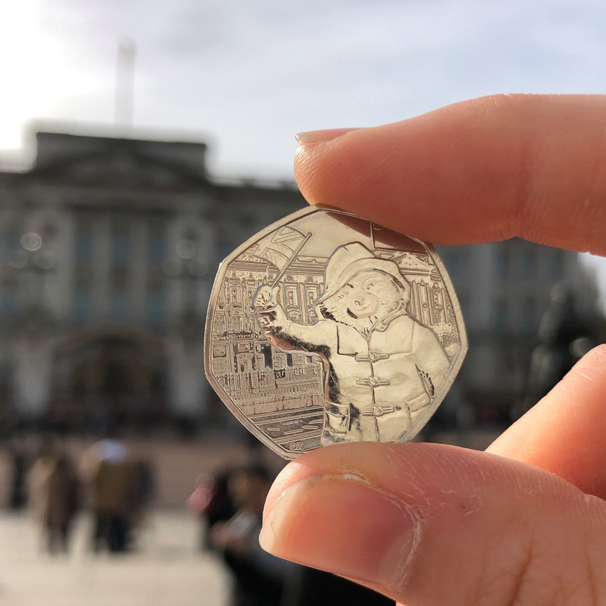 LIKE AND RETWEET if you think @RoyalMintUK should reissue the 2018 Paddington at Buckingham Palace 50p 😍

#PlatinumPartyatthePalace #PaddingtonBear  #Paddingtonatthepalace @RoyalFamily @paddingtonbear @BBCOne