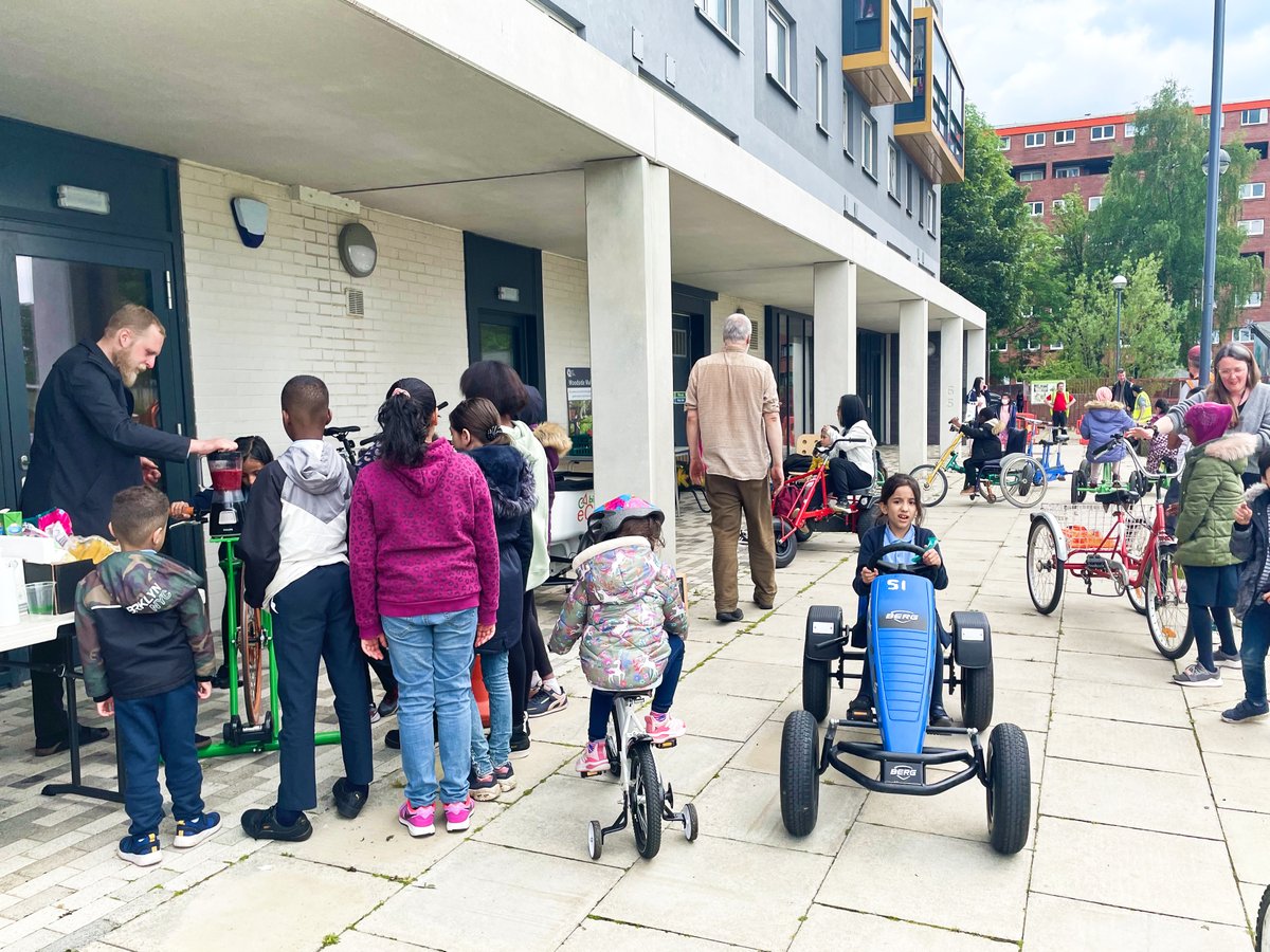 rfblandscape's tweet photo. Lots of people turned up to find out more about Woodside Making Places โ our ambitious environmental, placemaking-led regeneration project in the Woodside area of Glasgow together with @QueensCrossHA and @SustransScot ๐
#community #landarch #landscapearchitecture #glasgow https://t.co/EnwBzM0qrb
