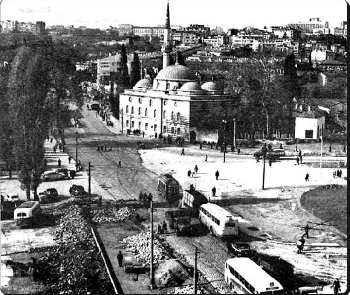 @Rumizm1 @bunyamin_oksun Bence fotoğraf, Sinanpaşa camii nin ilersinden çekilmiş.