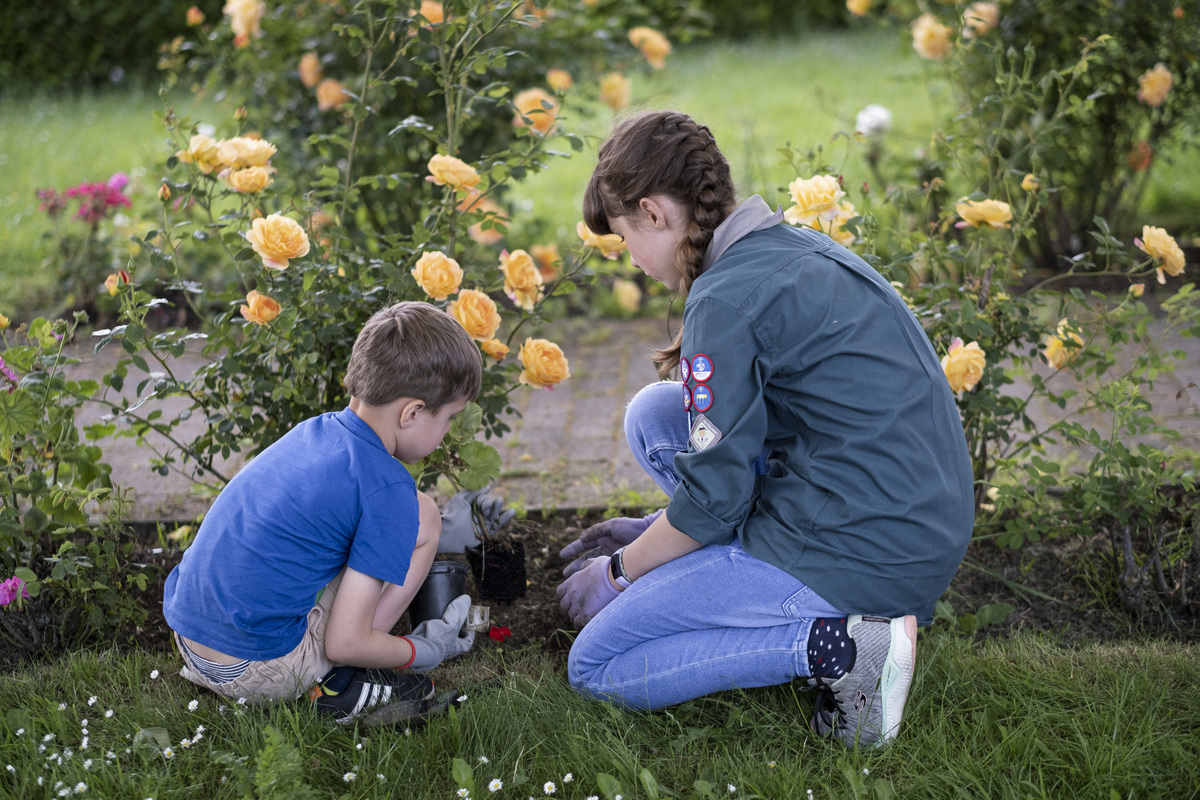 scouts's tweet photo. All over the UK, young people in Scouts find ways to make a positive impact on their communities. Today we’re saying thank you to all the young people who work to shape the world around them, making it better for everyone. To the #PowerOfYouth ⚡ https://t.co/jBc9ZOkCZ7