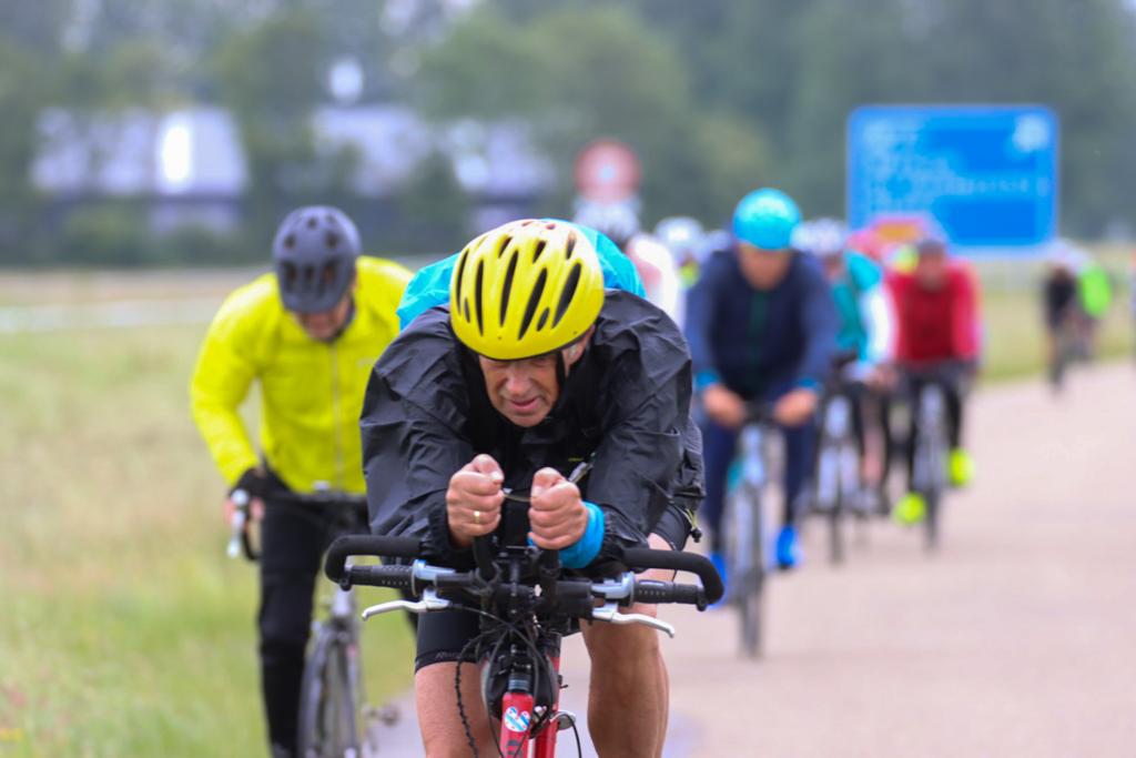Waaieralarm! Tussen #Leeuwarden en #Dronrijp is het flink aanpoten voor de deelnemers aan de #Fietselfstedentocht. Er staat een straffe wind en dat is te zien aan de gezichten van de fietsers. Zet 'm op! Foto's: Wilfred de Bruijn