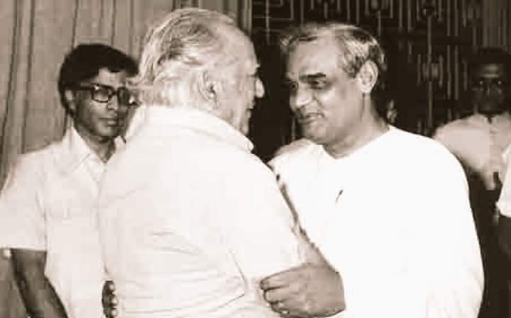 _AzeemButt's tweet photo. اٹل بہاری واجپائی فیض احمد فیض سے ملاقات کرتے ہوئے

1981 دہلی https://t.co/wA9OXQNuSy