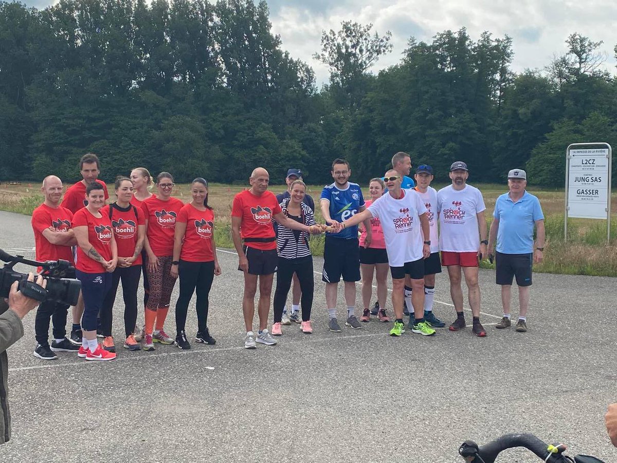 ElsaSchalck's tweet photo. 🥨🏃🏼‍♂️🏃‍♀️Quel bel événement que la Sproch Renner #course de relais pour promouvoir notre #langue et #culture régionale d’Alsace. 

Ce matin à #Gundershoffen, aux côtés de @viguesse, maire, conseiller d’Alsace et de son équipe pour y participer! https://t.co/EIQY0nlcDw