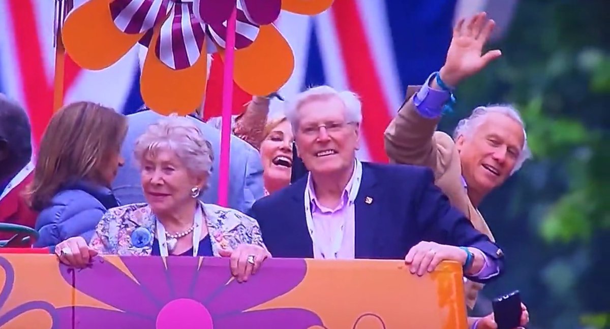 JohnHesk's tweet photo. Great to see #BluePeter represented in the #PlatinumJubileePageant @purves_peter @peterduncans @AntheaTurner1 #ValerieSingleton https://t.co/0N1XYtLD3v