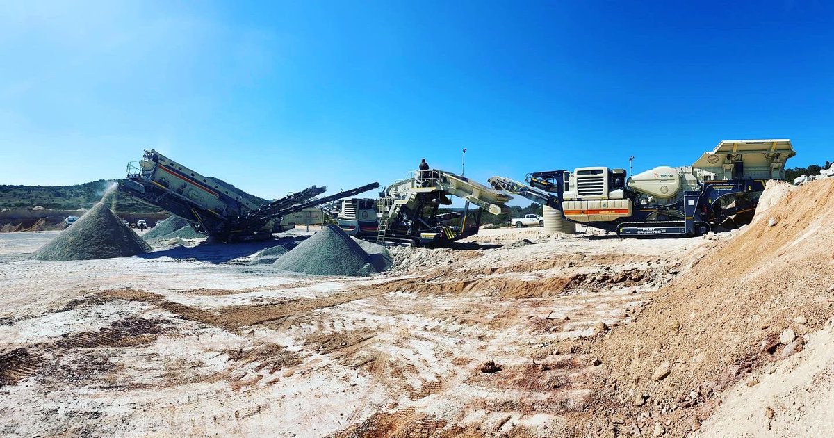 PilotCrushtec's tweet image. An incredible new METSO Train working on an aggregates site. The newly commissioned LT200HPX, with a pre-screen, takes the feed from an LT106 jaw crusher and feeds a new ST4.10 mobile triple deck screen, producing 3 sizes of aggregates products #mobilecrushing #mobilescreening