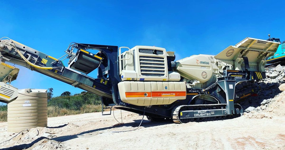 PilotCrushtec's tweet image. An incredible new METSO Train working on an aggregates site. The newly commissioned LT200HPX, with a pre-screen, takes the feed from an LT106 jaw crusher and feeds a new ST4.10 mobile triple deck screen, producing 3 sizes of aggregates products #mobilecrushing #mobilescreening