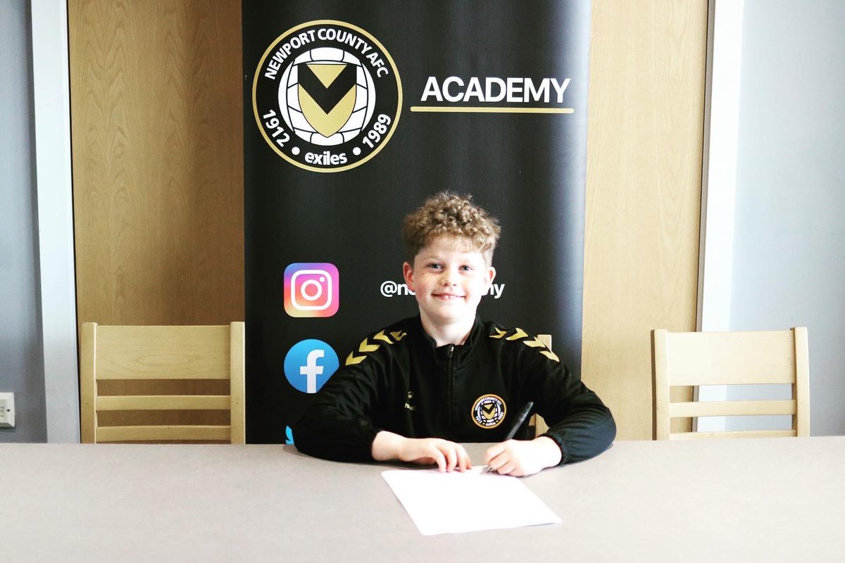 Llongyfarchiadau i Griff, disgybl Blwyddyn 3 <a href="/cwmderwen/">Cwm Derwen</a> am lofnodi i <a href="/youth_county/">Newport County AFC Academy</a> Casnewydd. Am dymor llwyddiannus ⚽️ Diolch i’r athrawon am ei cefnogaeth yn enwedig Mr Stone🤩