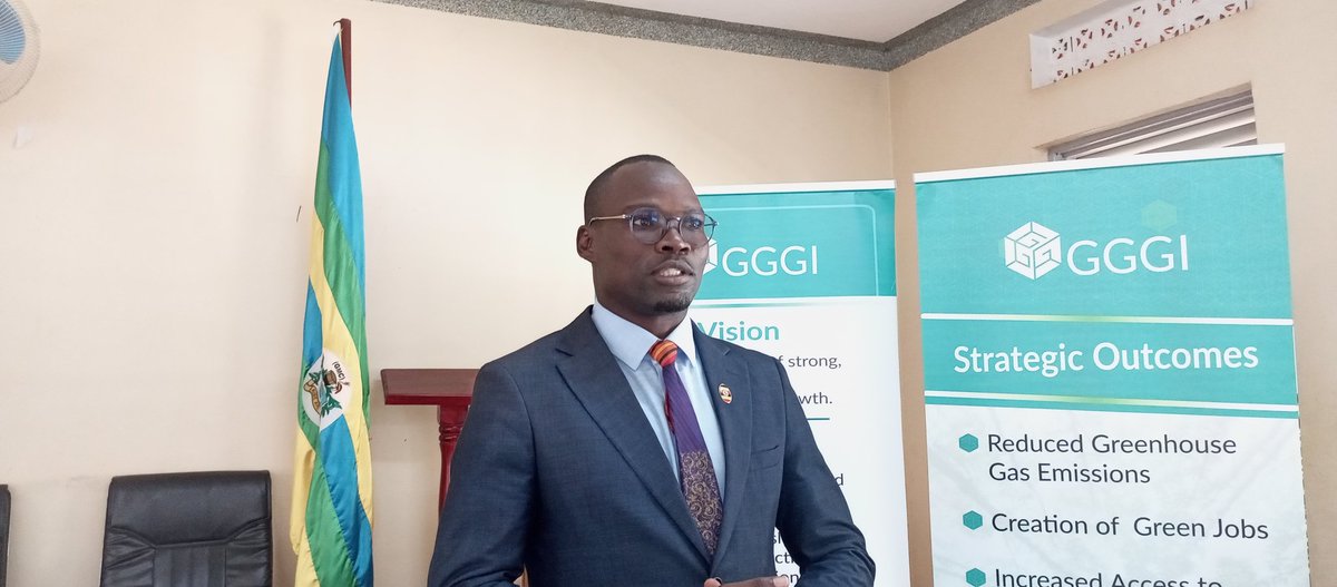 GggiUganda's tweet photo. Mr. Julius Okwi, the Resident city commissioner @gulu_city at the #Physicaldevelopment #Plan handover meeting sharing the importance of #PDPs
#UGGDS
@NPA_UG https://t.co/nsbIXqemWe